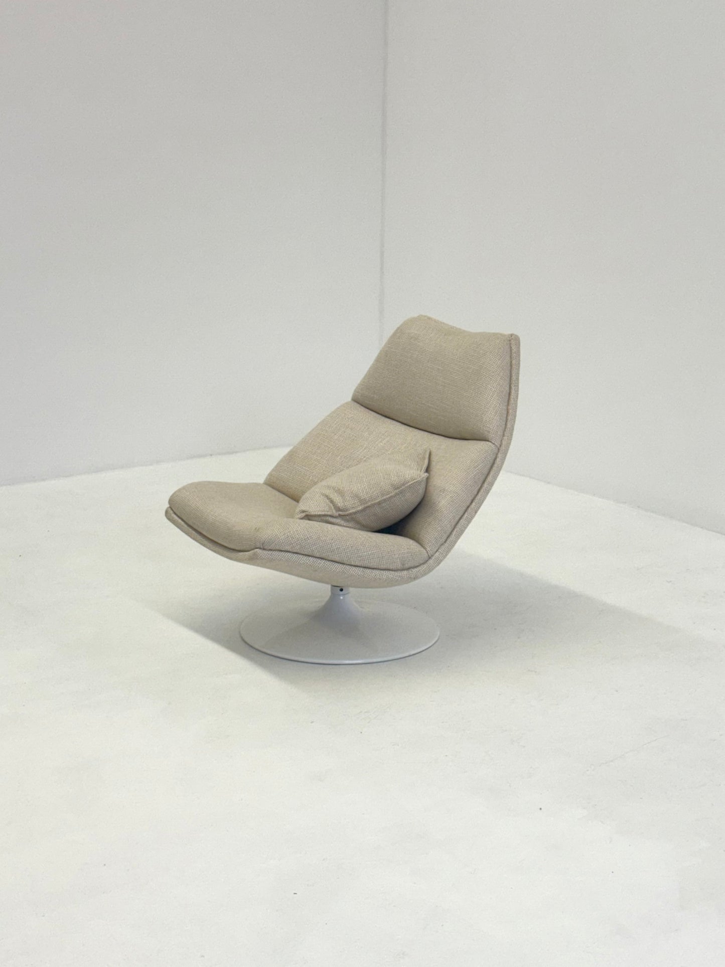 Artifort F511 fauteuil in crème