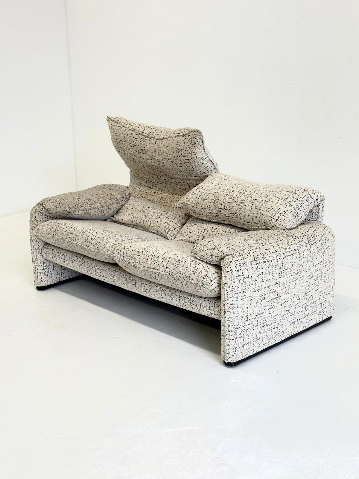 Cassina Maralunga 2-zits bank door Vico Magistretti gebroken witte met subtiel dessin