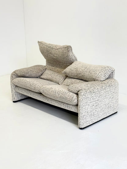 Cassina Maralunga 2-zits bank door Vico Magistretti gebroken witte met subtiel dessin
