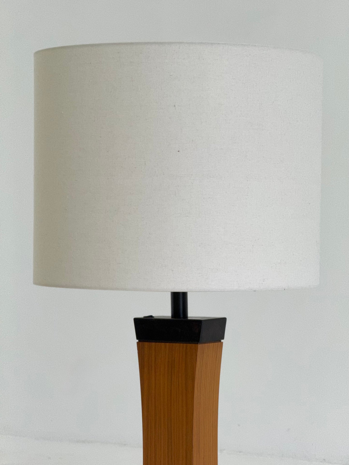 Italiaanse Mid Century tafellamp van teakhout