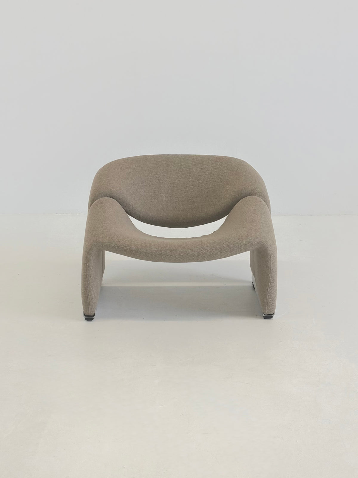 Artifort Groovy F598 M-Chair van Pierre Paulin in beige bouclé