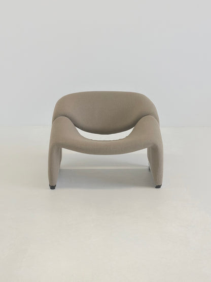Artifort Groovy F598 M-Chair van Pierre Paulin in beige bouclé