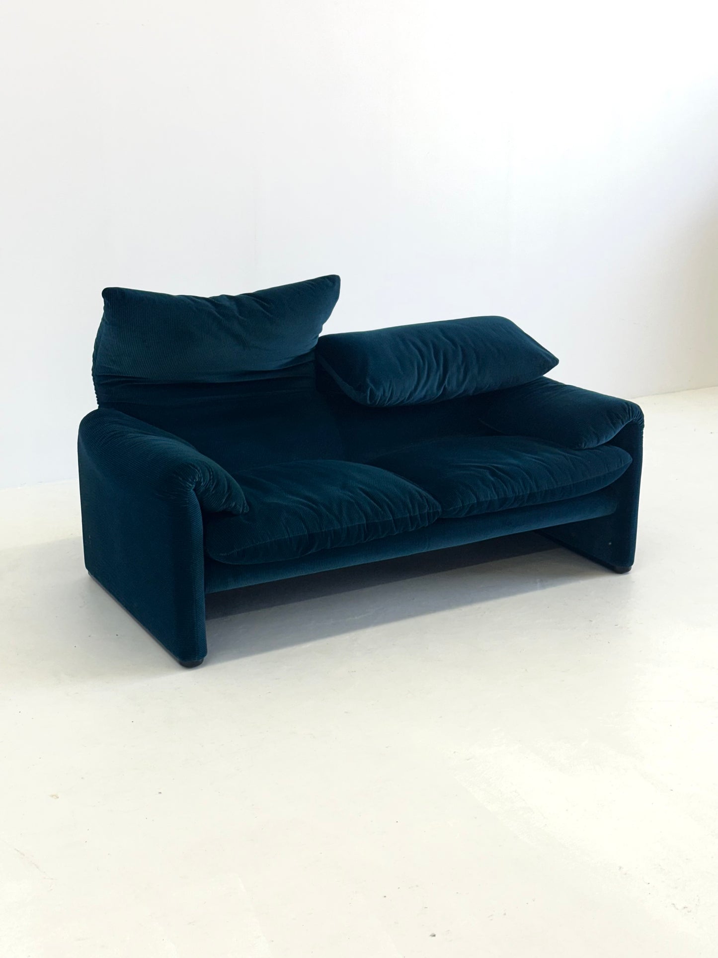 Blauw groen gestreepte Cassina Maralunga 2-zits bank door Vico Magistretti
