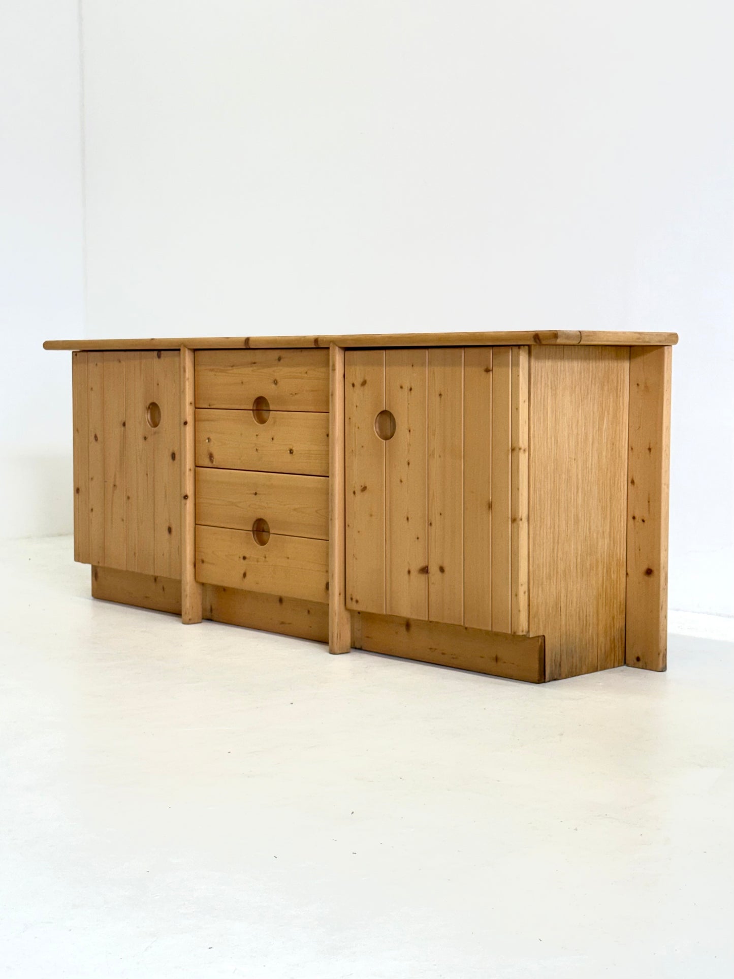 Grenenhout dressoir van Charlotte Perriand voor Les Arcs