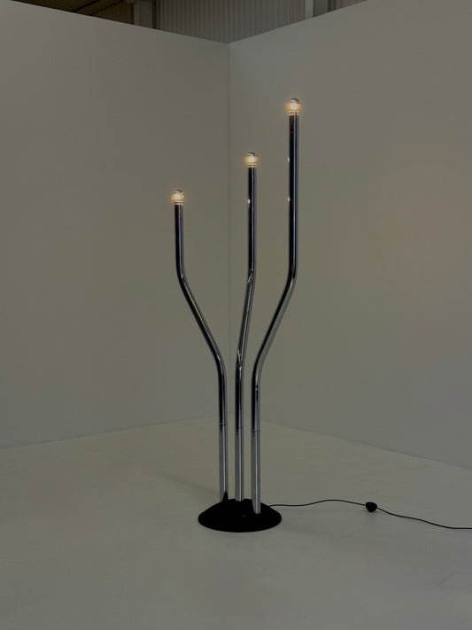 Chromen buisframe design vloerlamp door Goffredo Reggiani