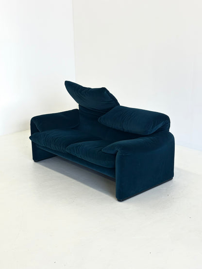 Blauw groen gestreepte Cassina Maralunga 2-zits bank door Vico Magistretti