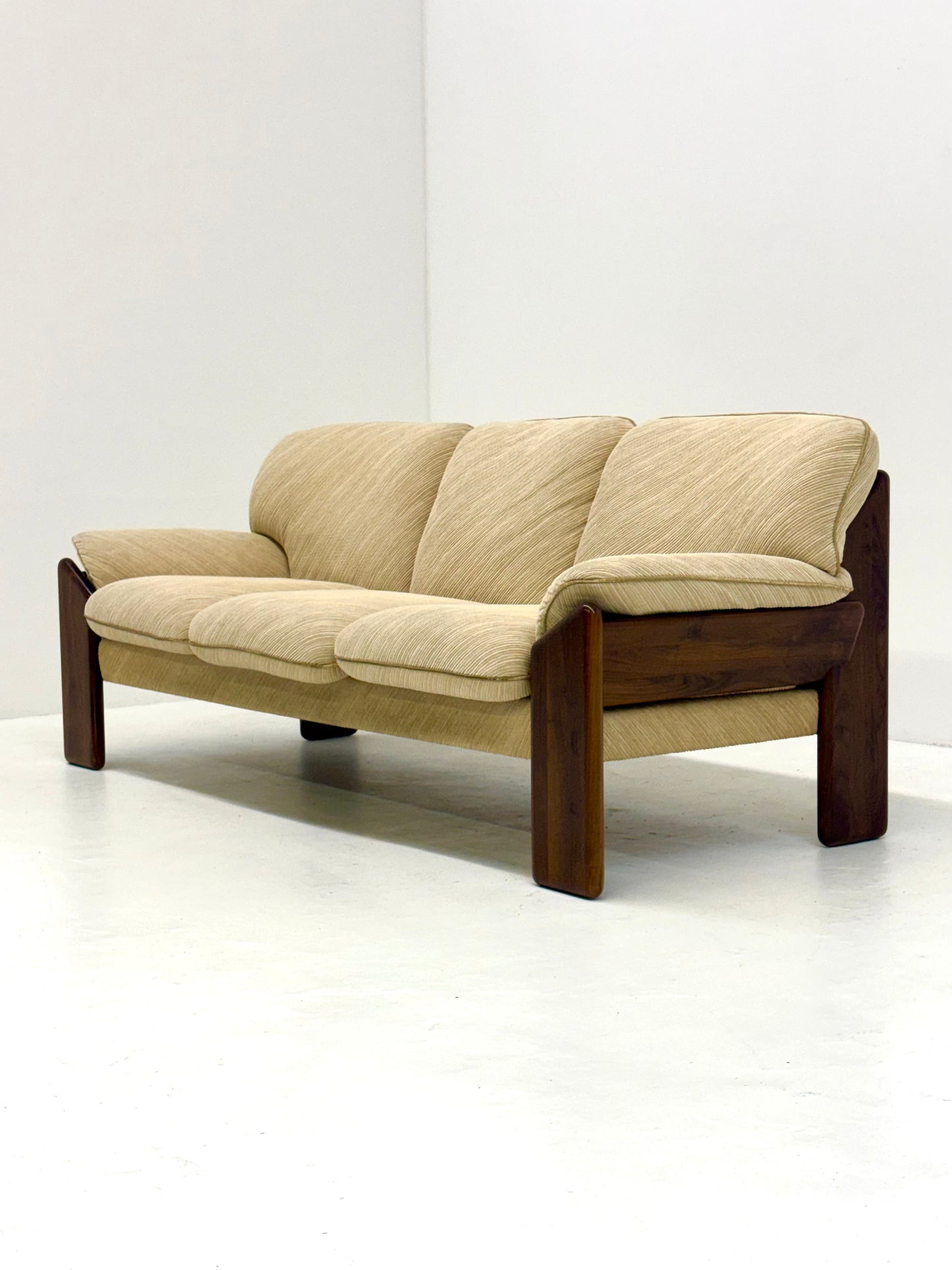 Sapporo driezitsbank van Mario Marenco voor Mobil Girgi