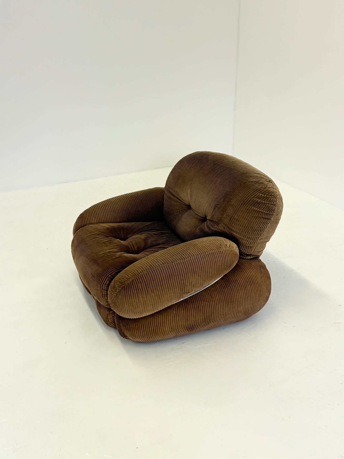 Bruine Okay fauteuil door Adriano Piazzesi