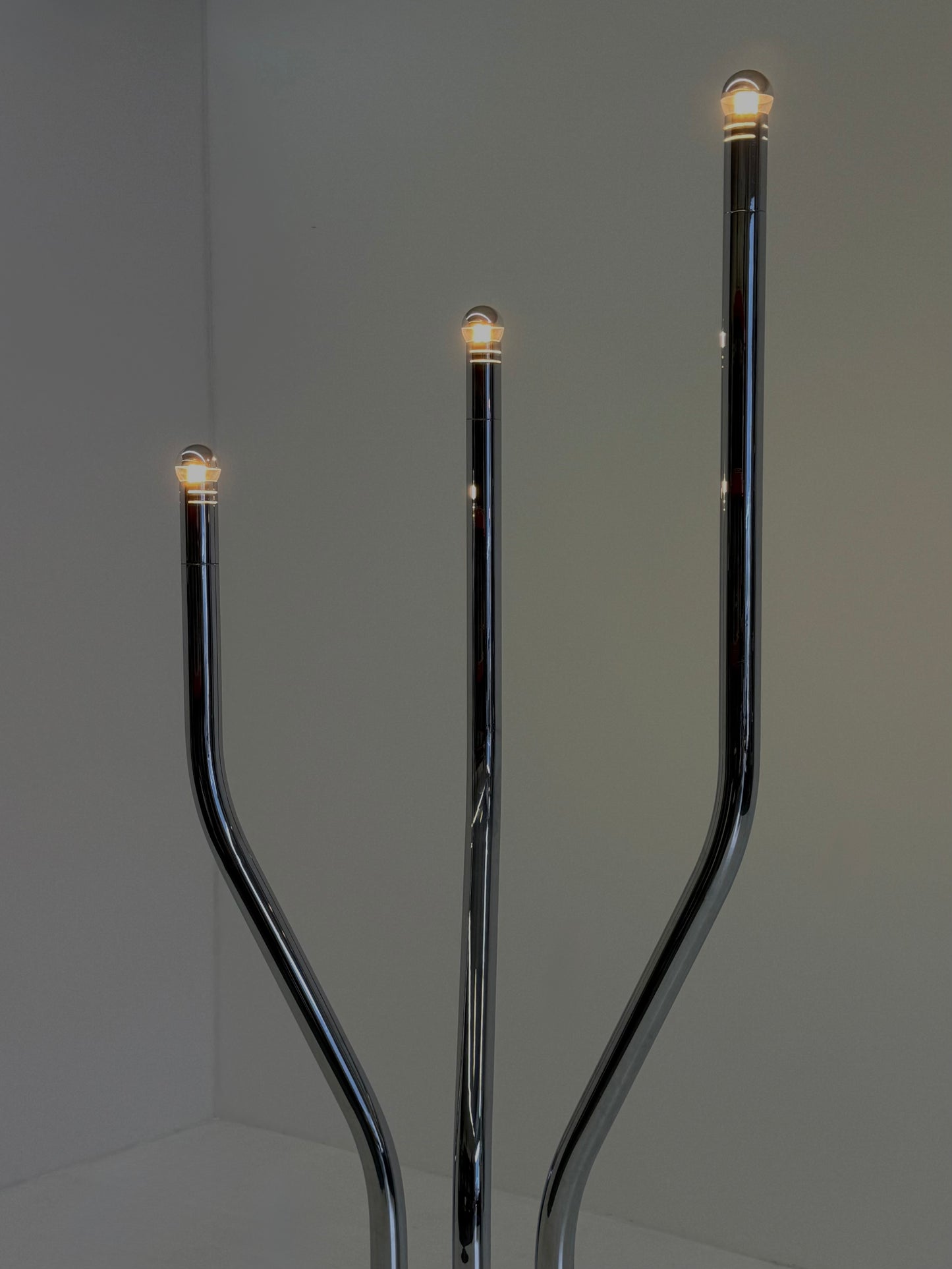 Chromen buisframe design vloerlamp door Goffredo Reggiani