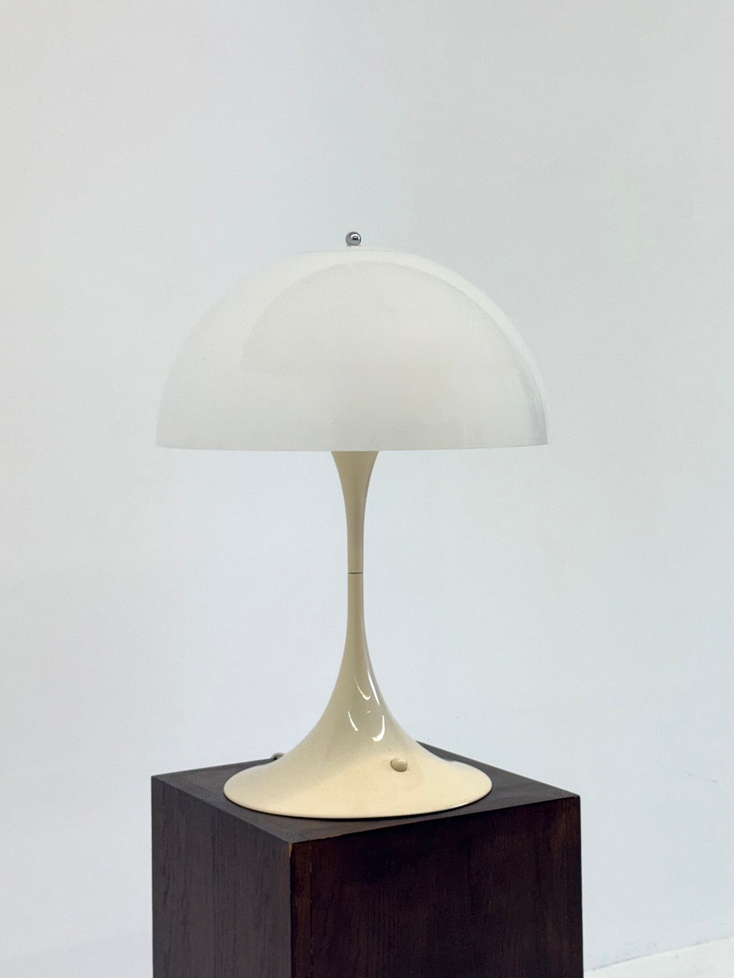 Louis Poulsen Panthella tafellamp door Verner Panton