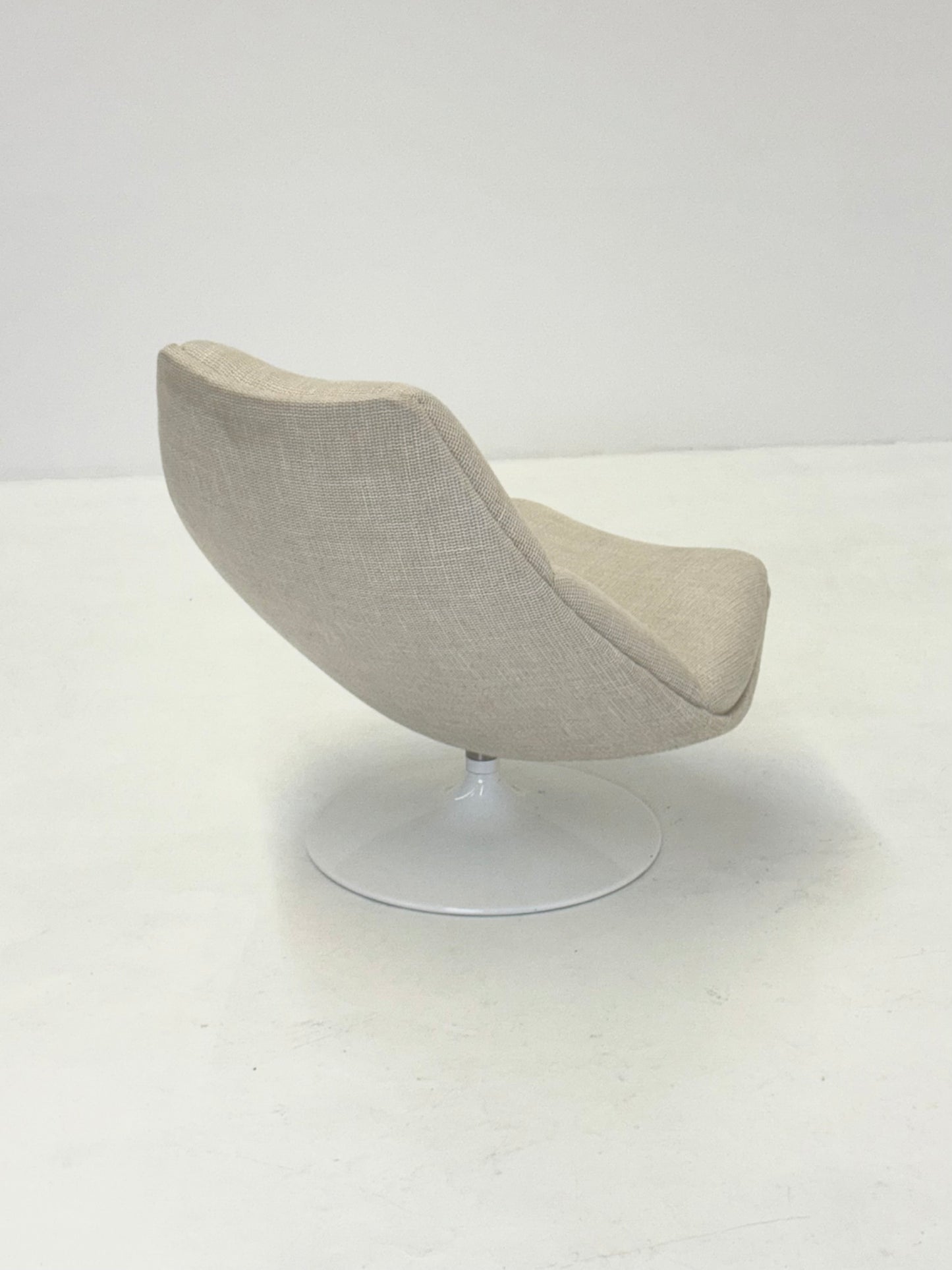 Artifort F511 fauteuil in crème