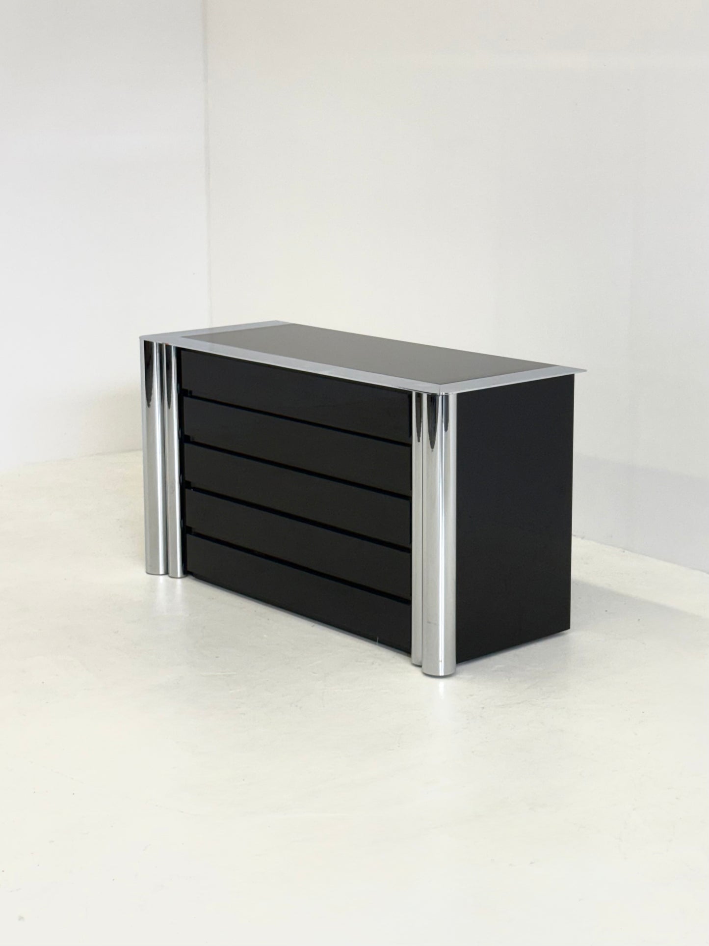 Zwart dressoir van Antonello Mosca voor Cinova