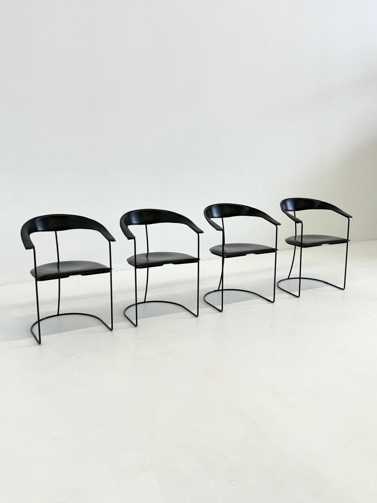 Set van 8 Vintage Arrben Ursala eetkamerstoelen in zwart leer