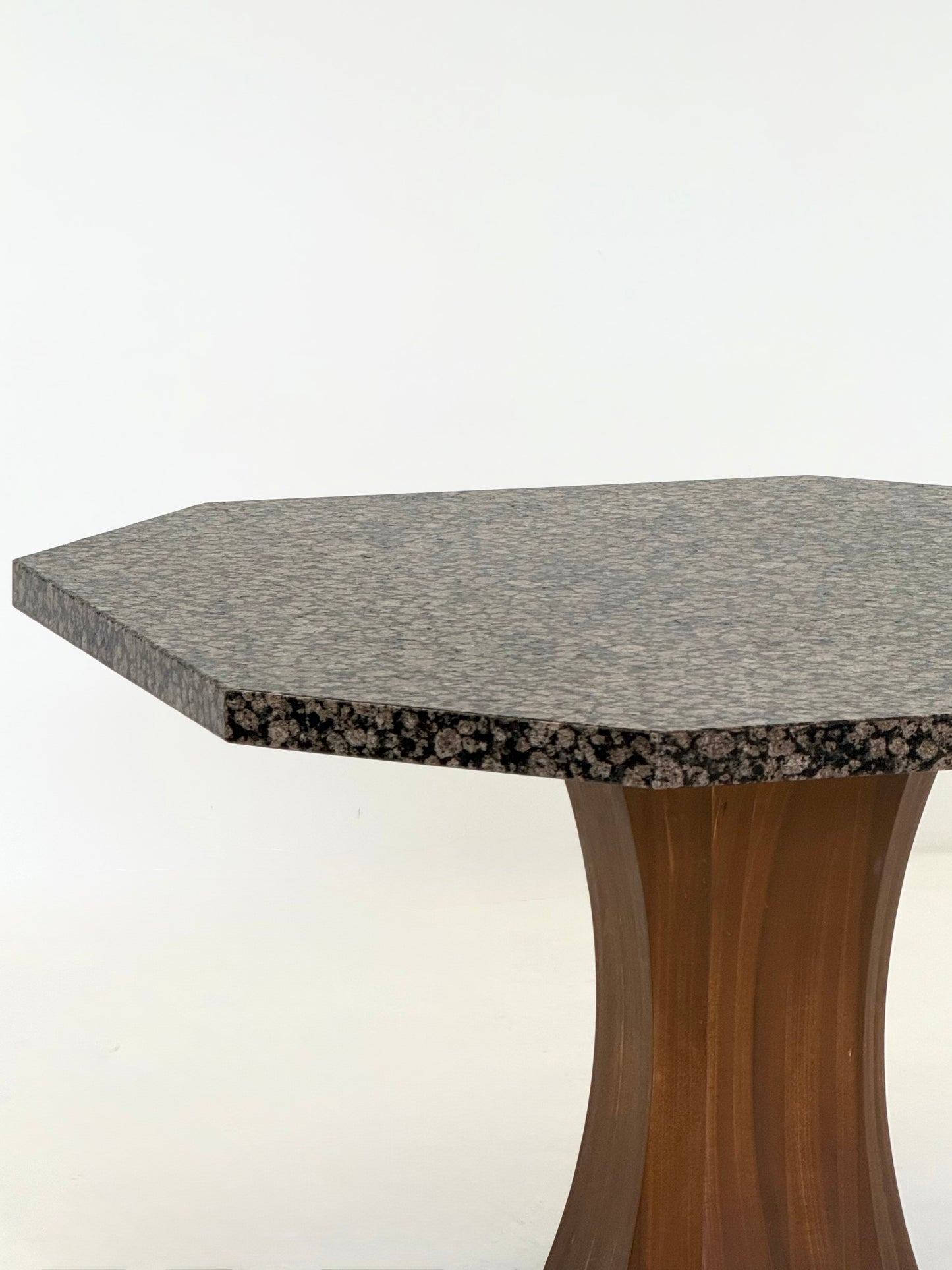 Art Deco eettafel met achthoekig granieten blad