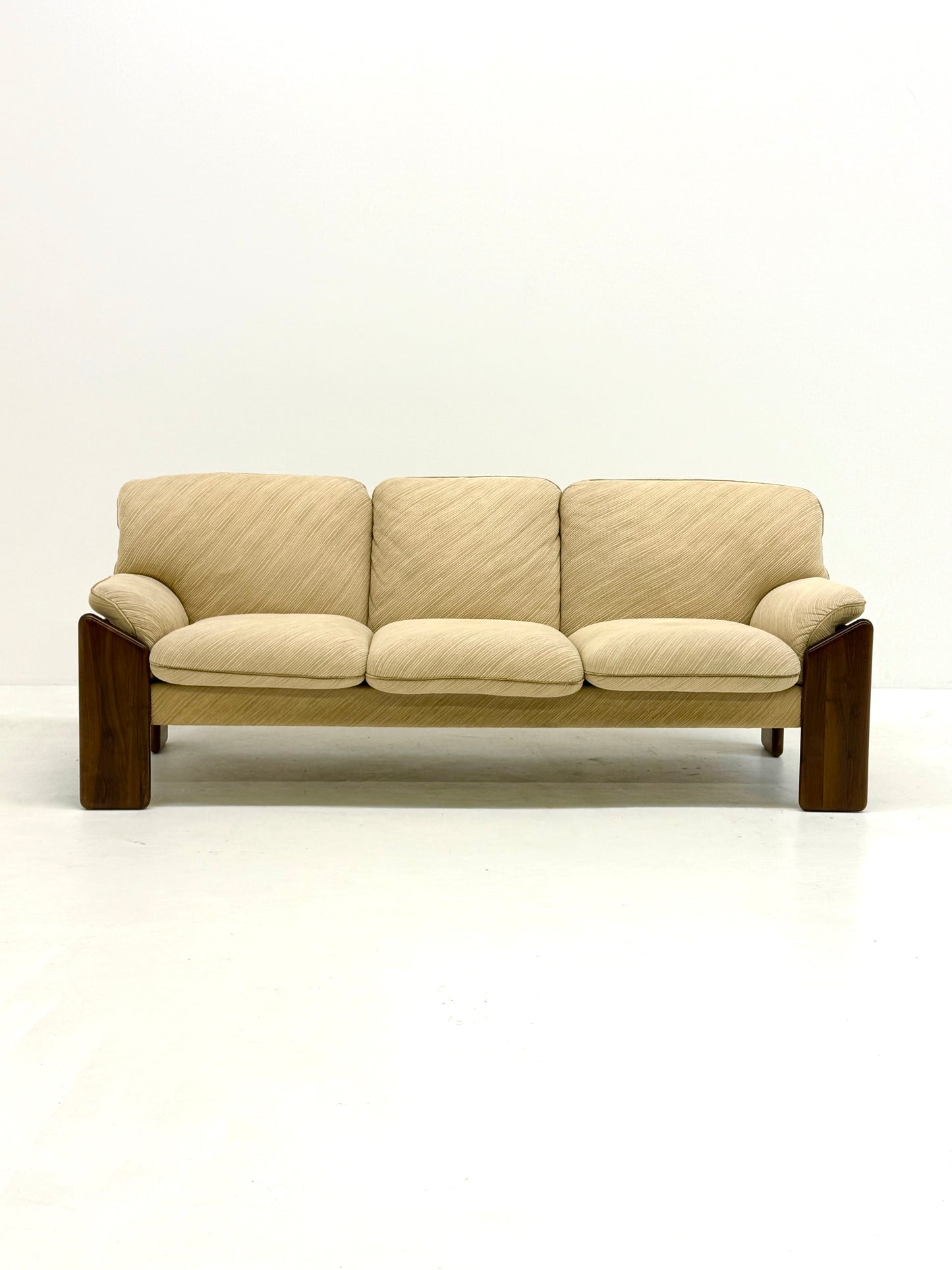 Sapporo driezitsbank van Mario Marenco voor Mobil Girgi