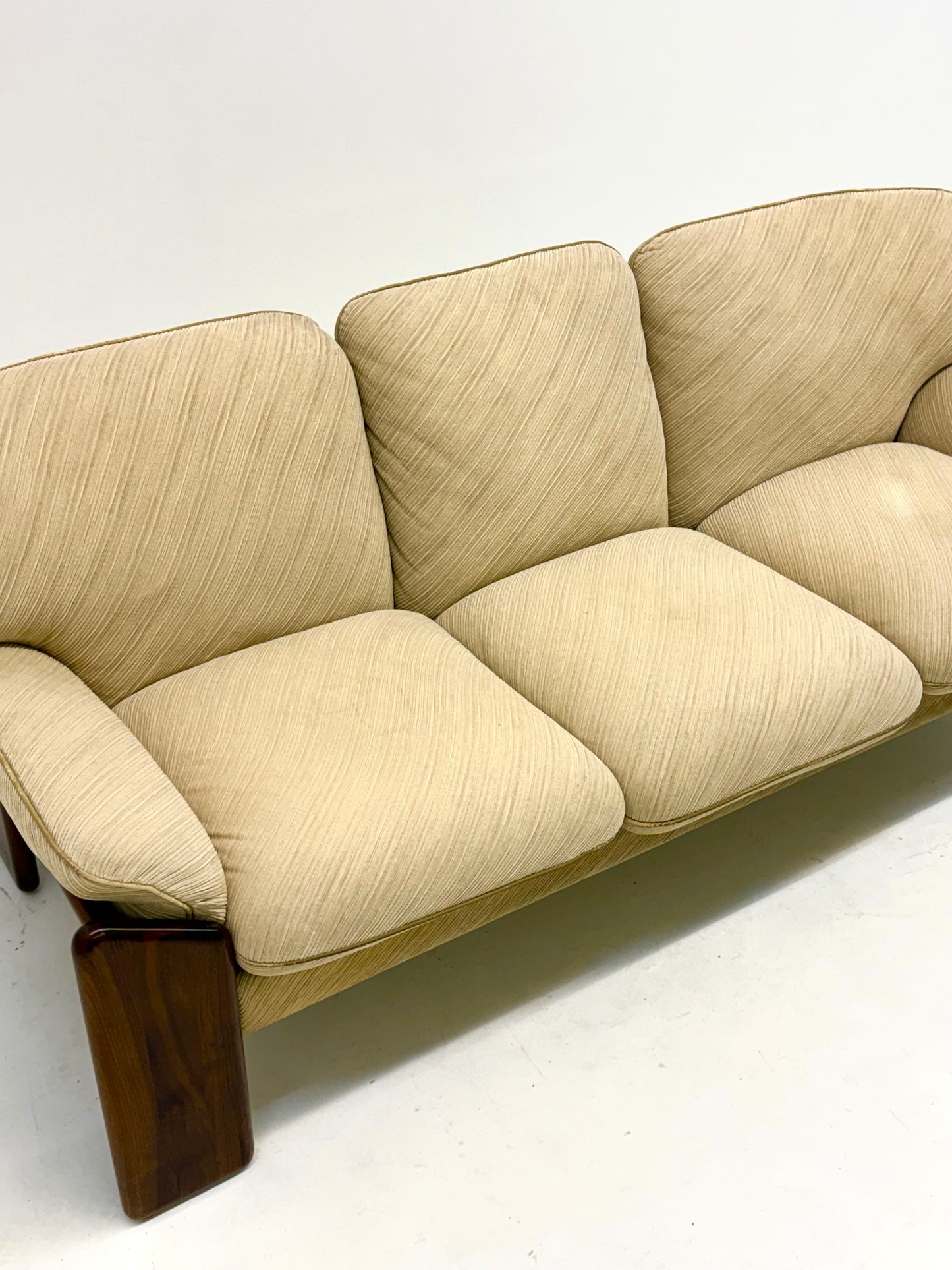 Sapporo driezitsbank van Mario Marenco voor Mobil Girgi