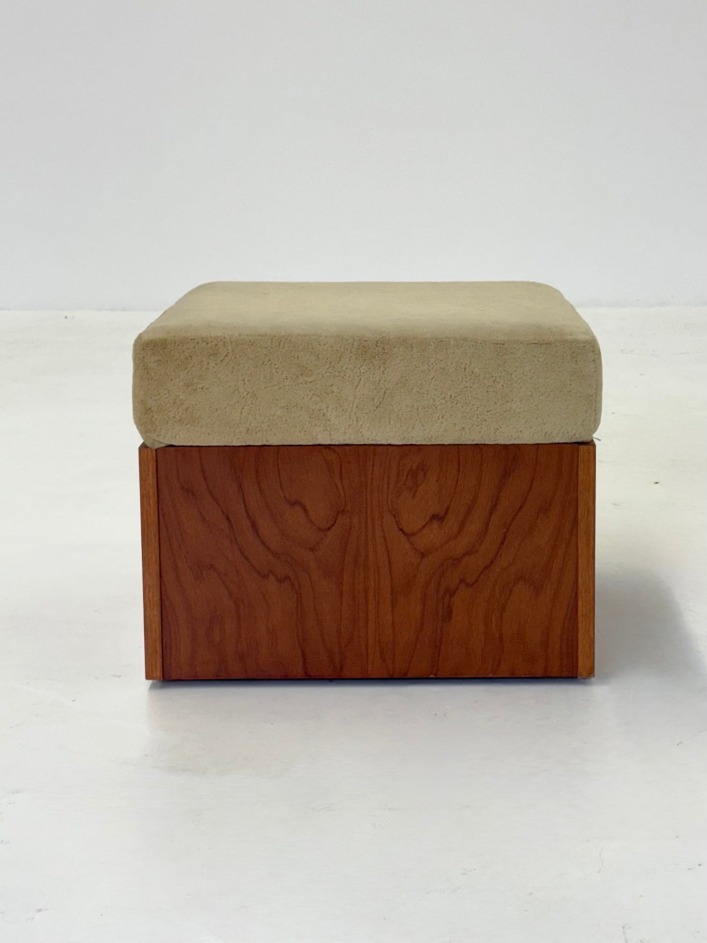 Vintage mid-century beige fauteuil met houten frame en hocker