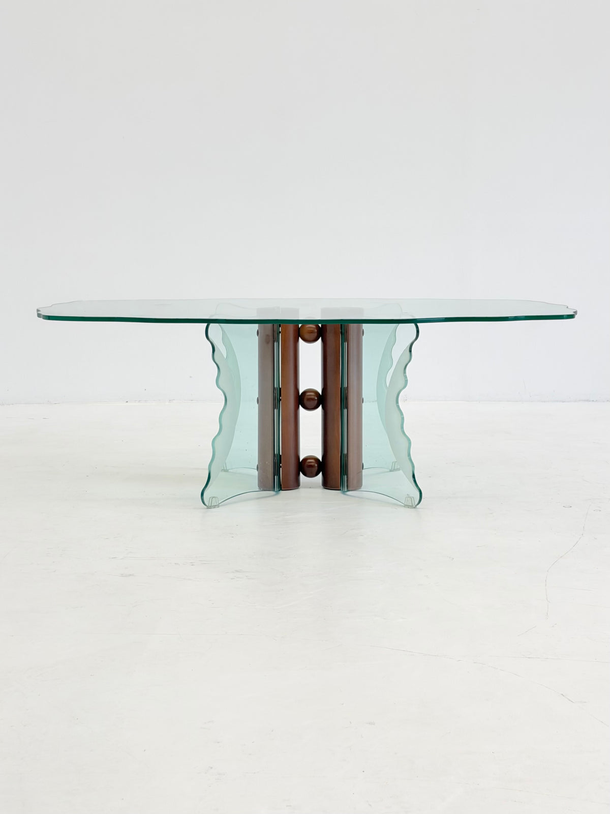 Vintage postmoderne salontafel met gegolfd glas en houten bollen