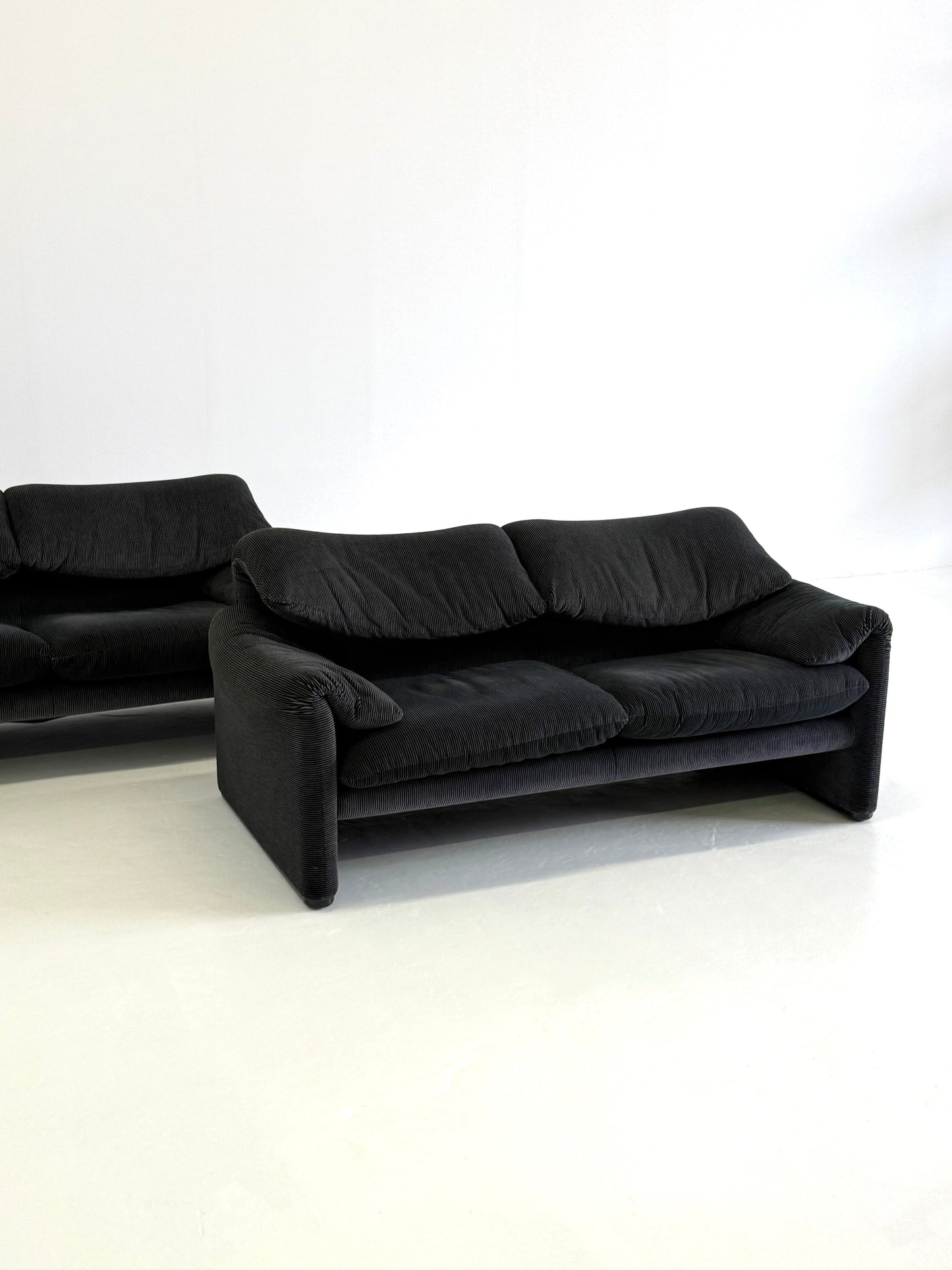 Cassina Maralunga 2-zits zwart grijs door Vico Magistretti