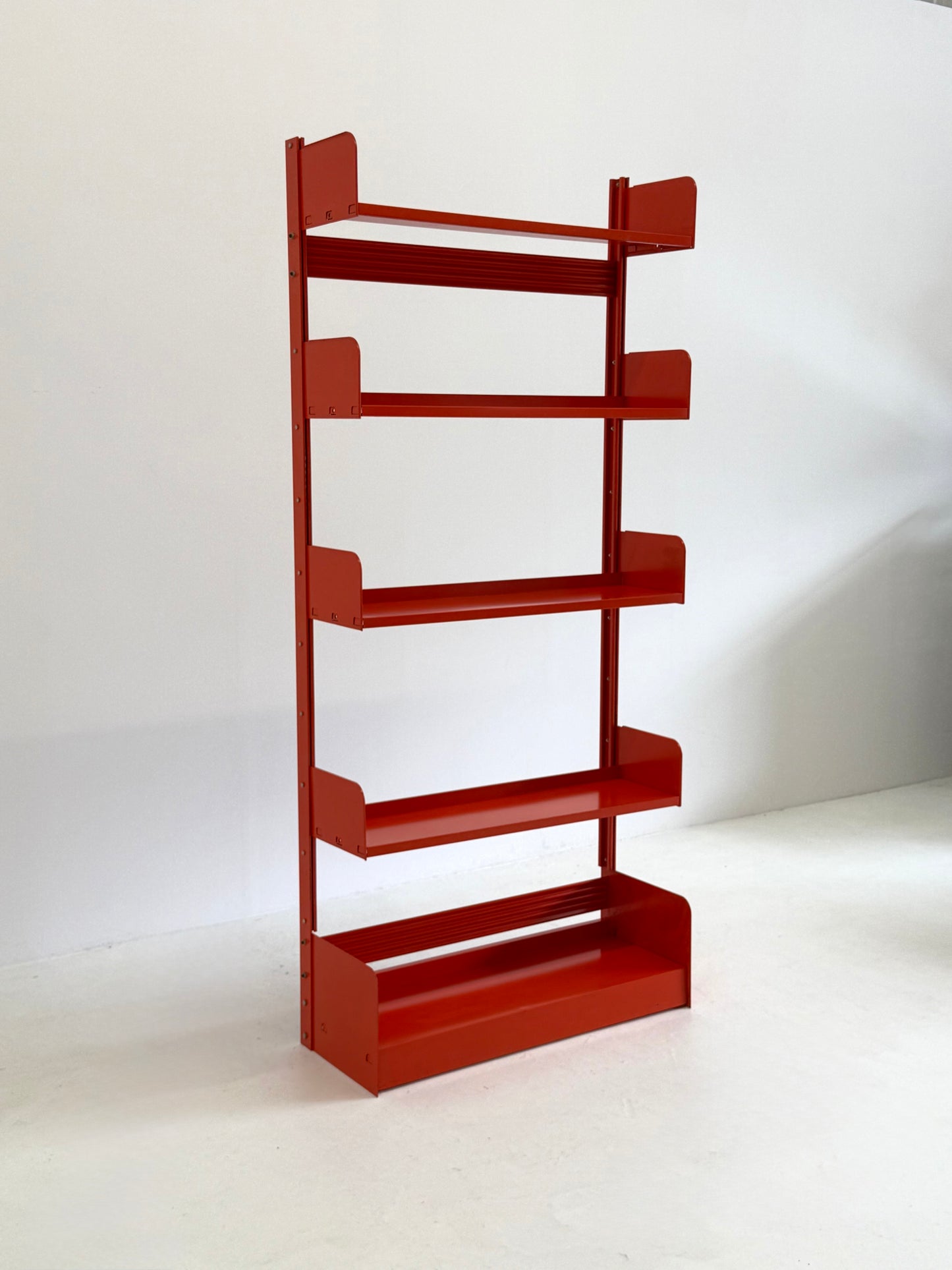 Congresso boekenkast van Lips Vago in rood oranje