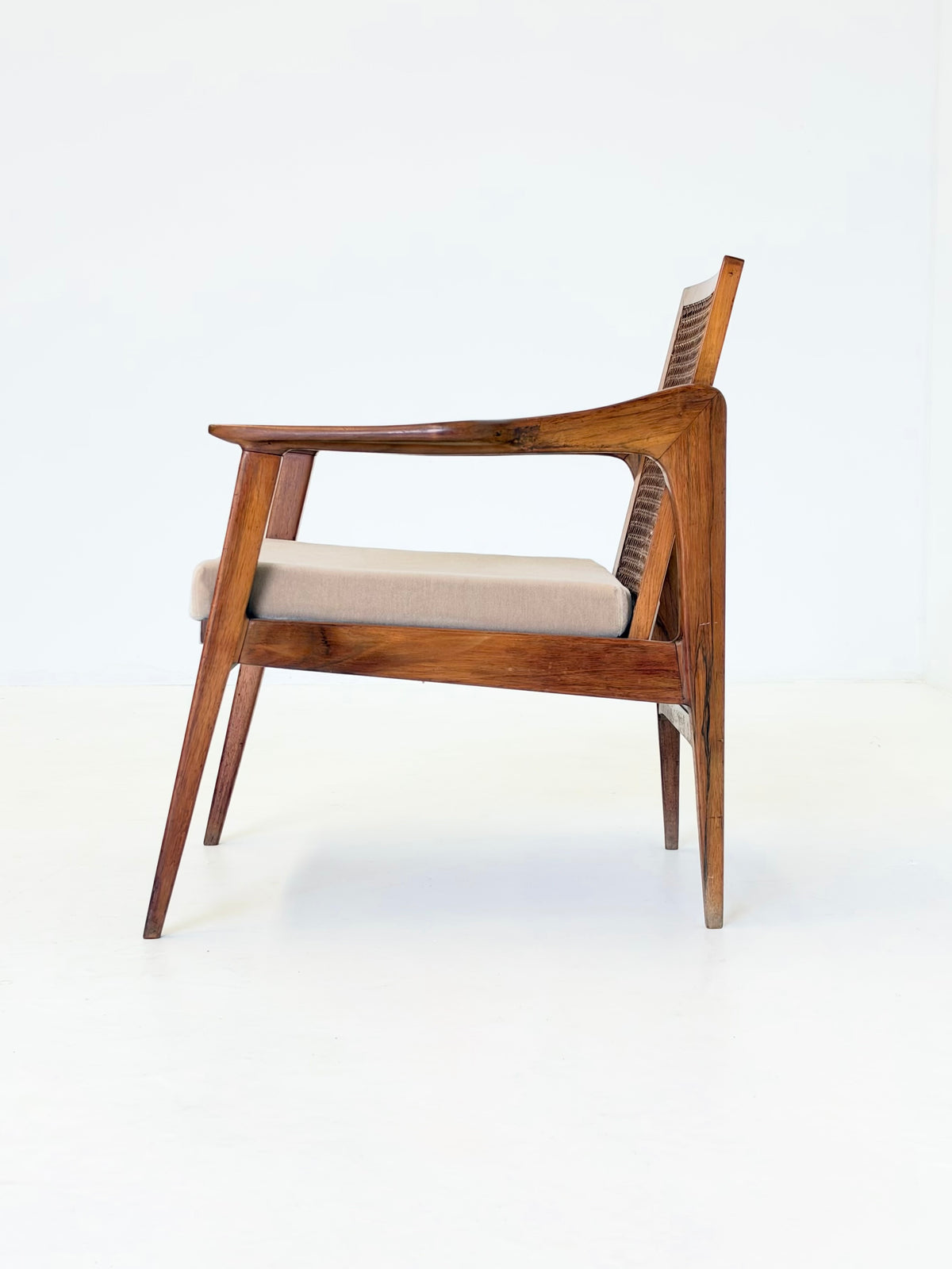 Mid Century Fauteuils van Notenhout en Rotan met Mohair