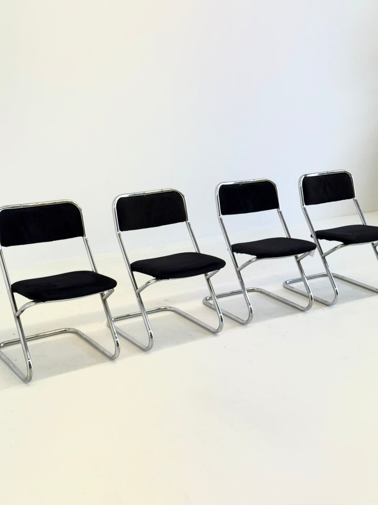 Set van 4 vintage buisframe eetkamerstoelen in zwart velvet