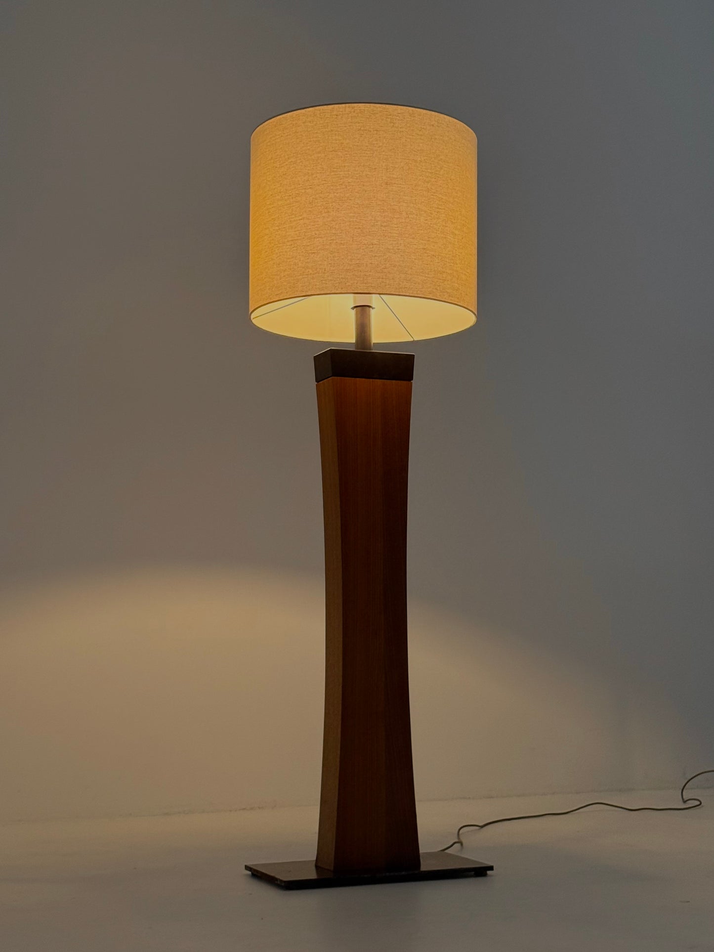 Italiaanse Mid Century vloerlamp van teakhout