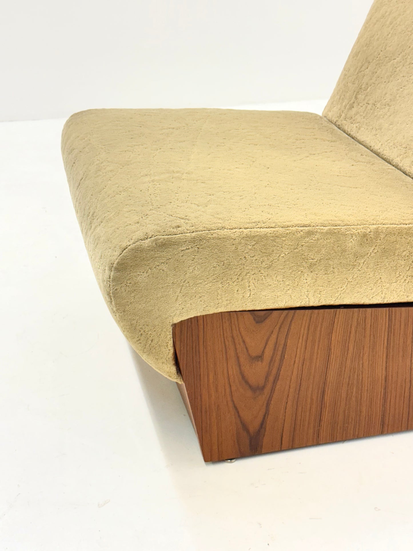 Vintage mid-century beige fauteuil met houten frame en hocker