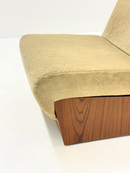 Vintage mid-century beige fauteuil met houten frame en hocker