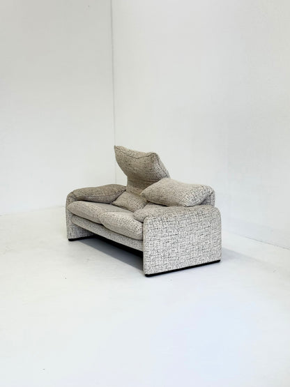 Cassina Maralunga 2-zits bank door Vico Magistretti gebroken witte met subtiel dessin