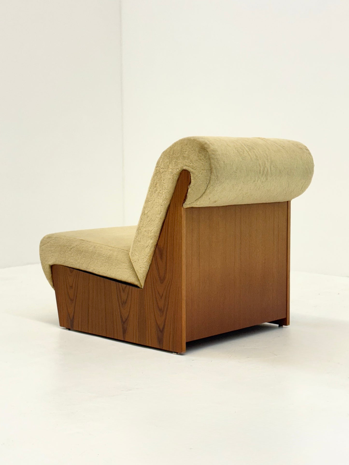 Vintage mid-century beige fauteuil met houten frame en hocker