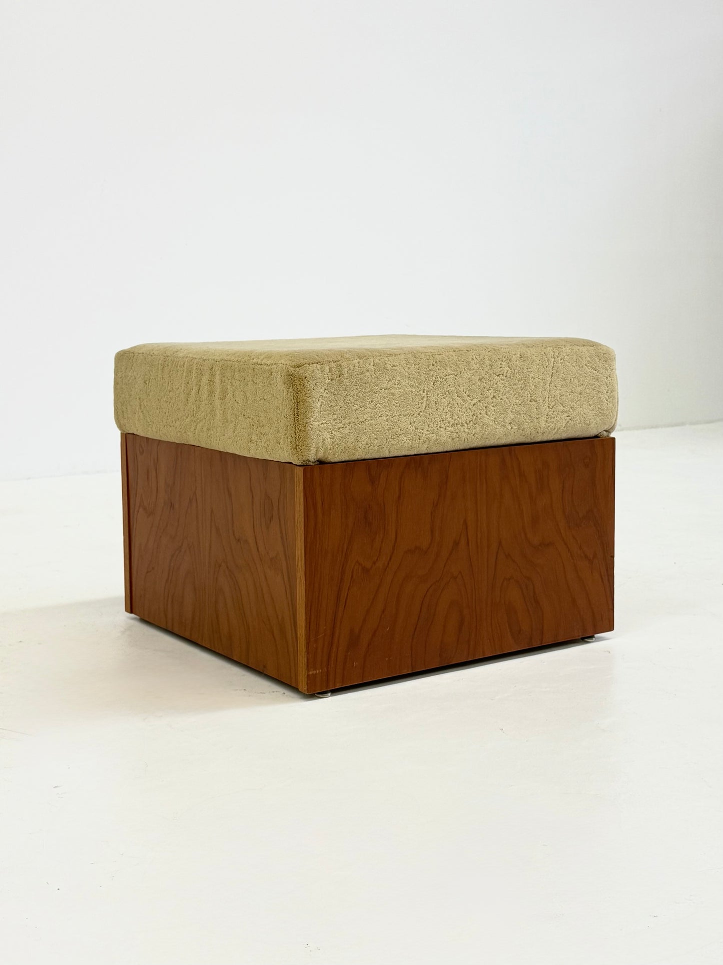 Vintage mid-century beige fauteuil met houten frame en hocker