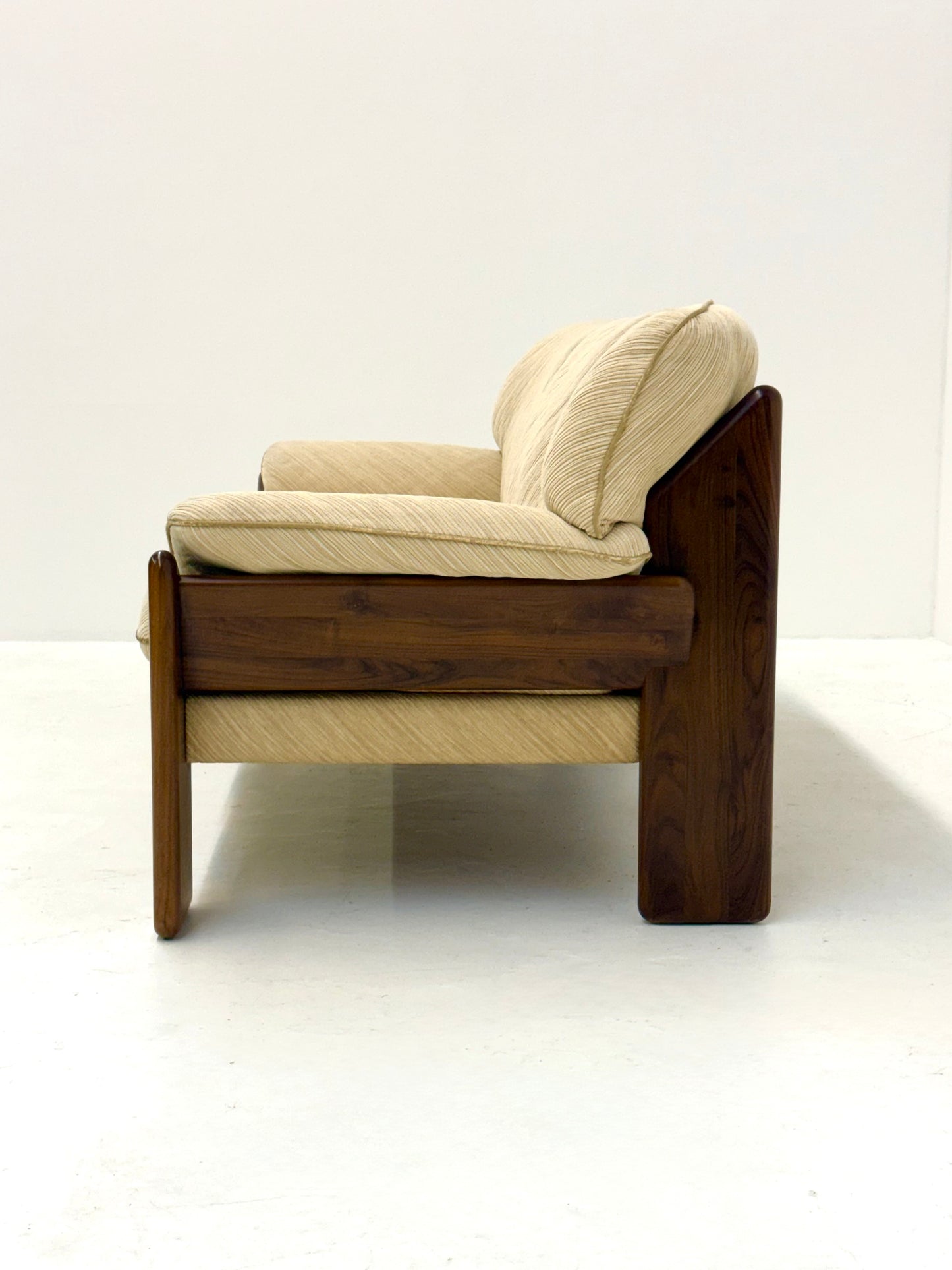 Sapporo driezitsbank van Mario Marenco voor Mobil Girgi