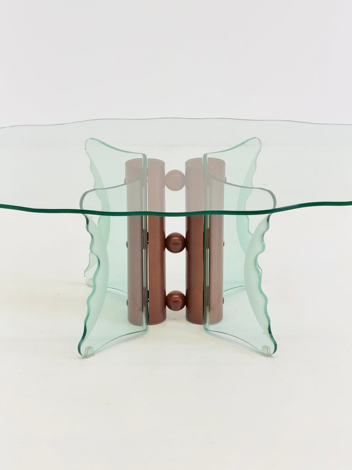 Vintage postmoderne salontafel met gegolfd glas en houten bollen