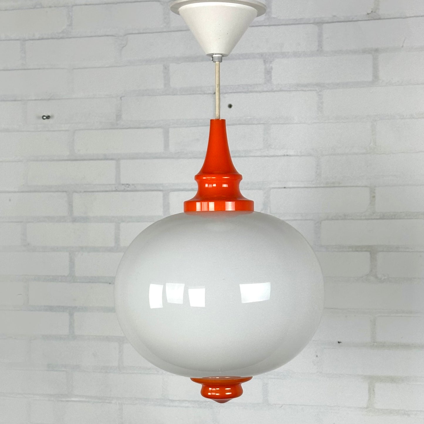 Space age hanglamp met melk glas bol