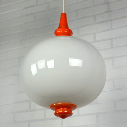 Space age hanglamp met melk glas bol