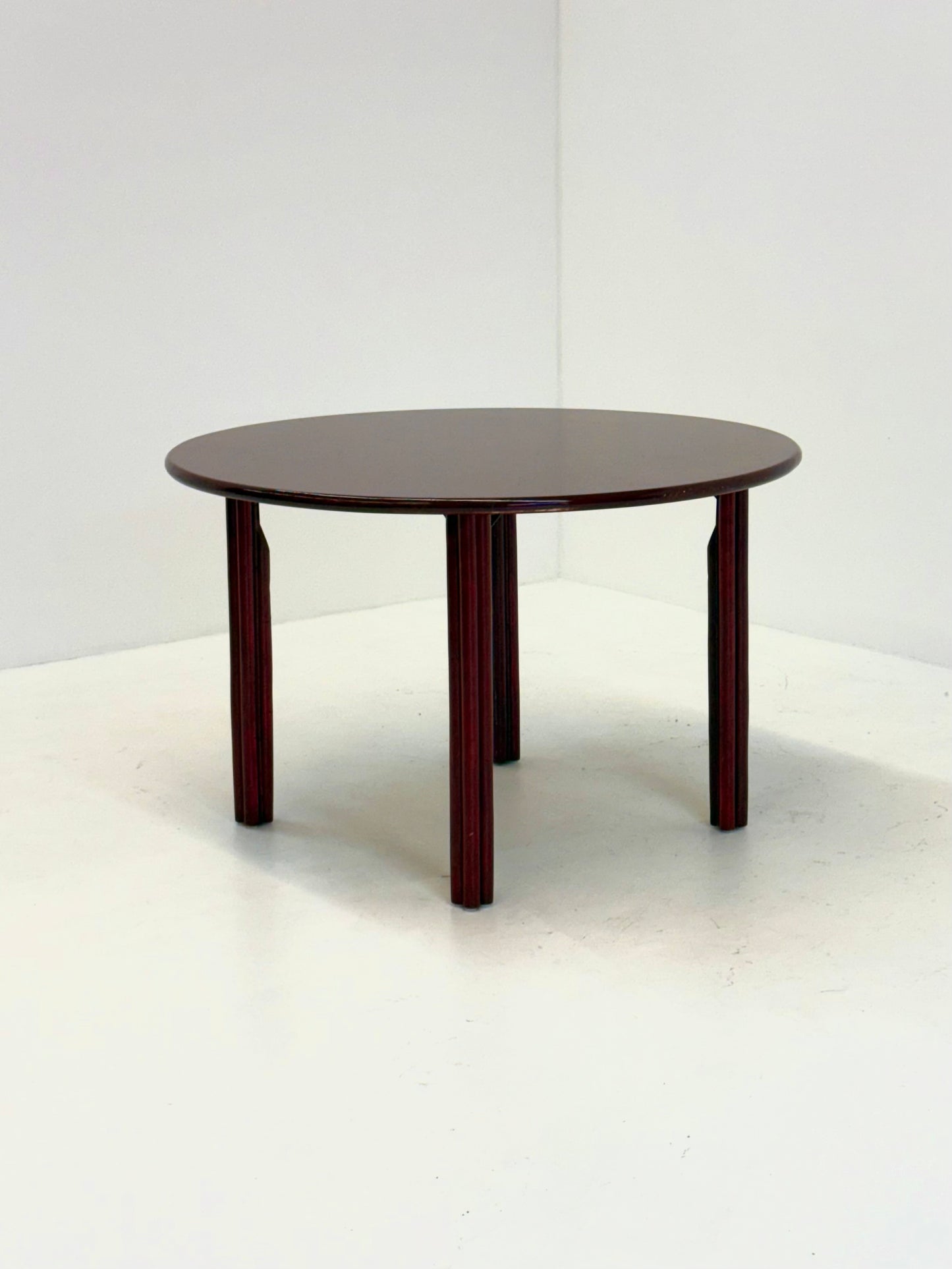 Vintage ronde eettafel in bordeaux rood
