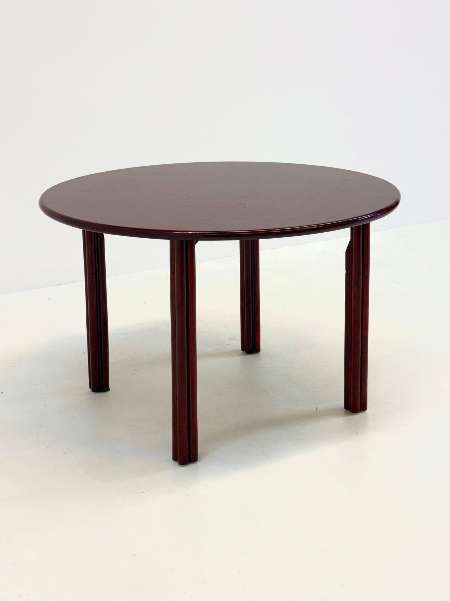 Vintage ronde eettafel in bordeaux rood