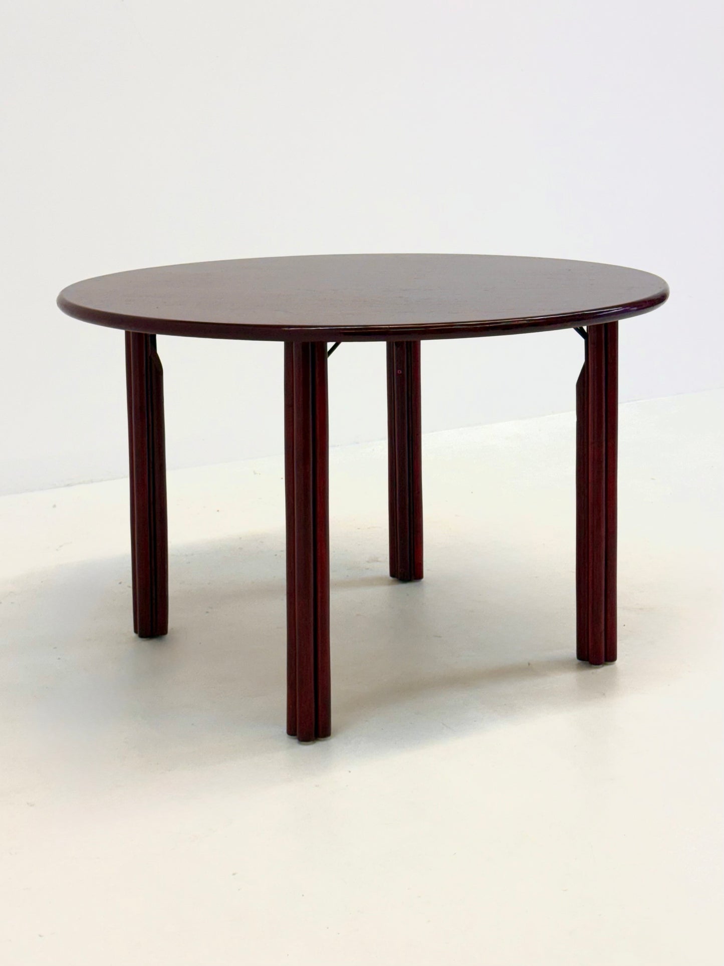 Vintage ronde eettafel in bordeaux rood