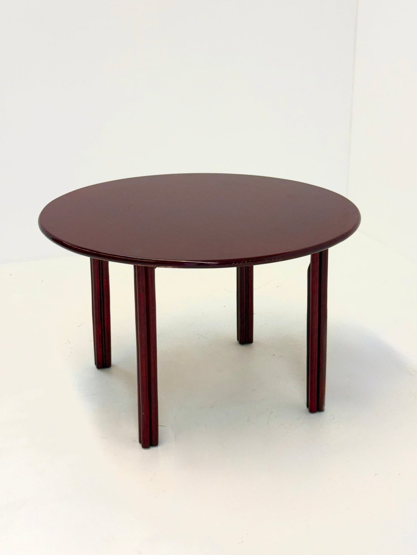 Vintage ronde eettafel in bordeaux rood