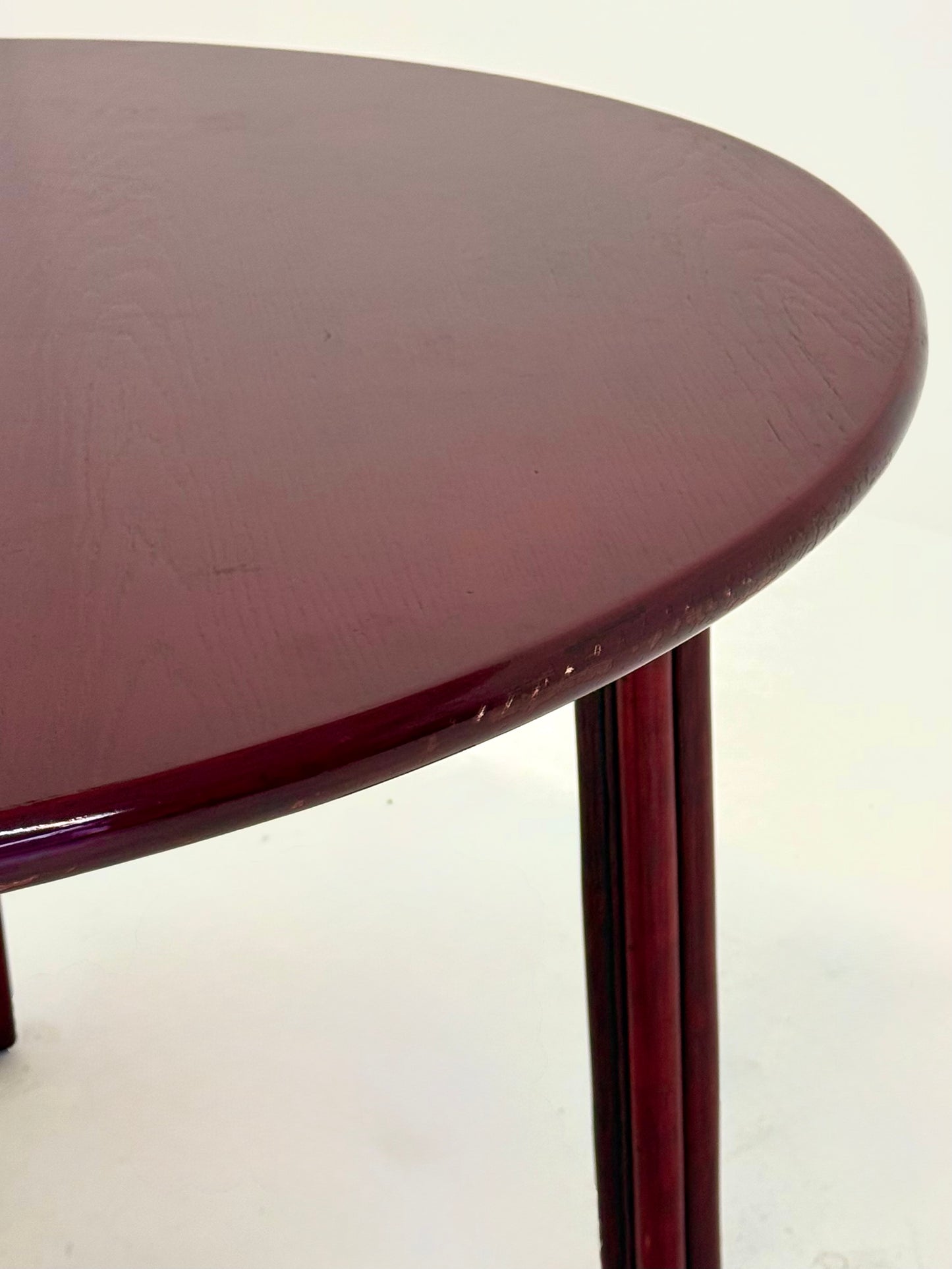 Vintage ronde eettafel in bordeaux rood
