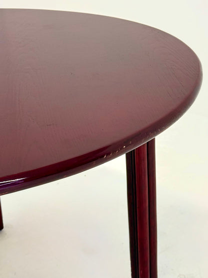 Vintage ronde eettafel in bordeaux rood