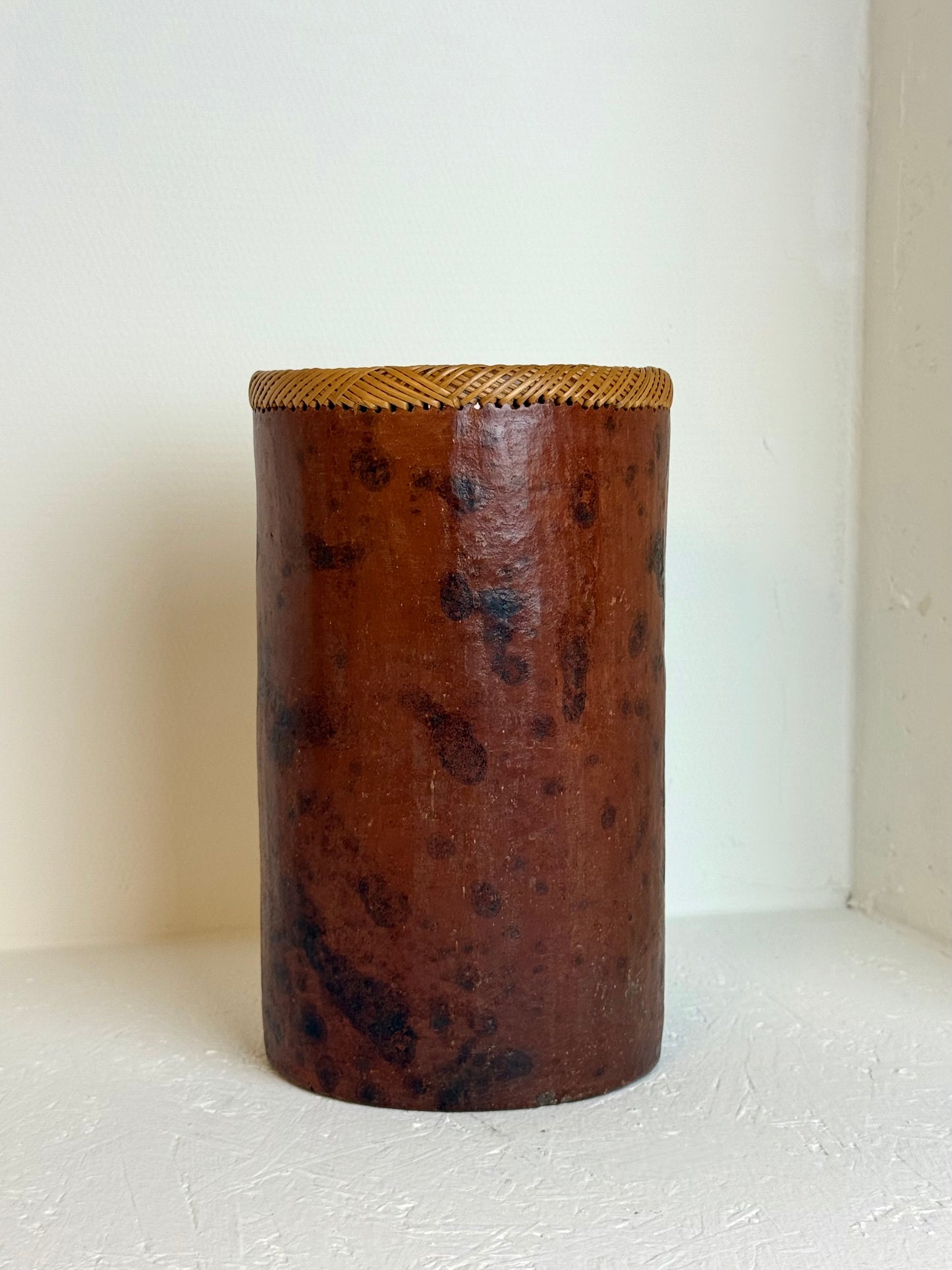 Vintage Wabi-Sabi Ronde langwerpige vaas met rotan