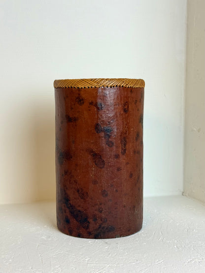 Vintage Wabi-Sabi Ronde langwerpige vaas met rotan