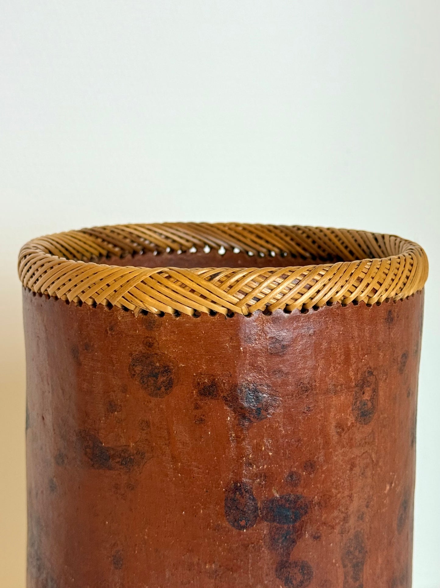 Vintage Wabi-Sabi Ronde langwerpige vaas met rotan