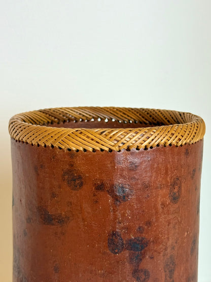 Vintage Wabi-Sabi Ronde langwerpige vaas met rotan