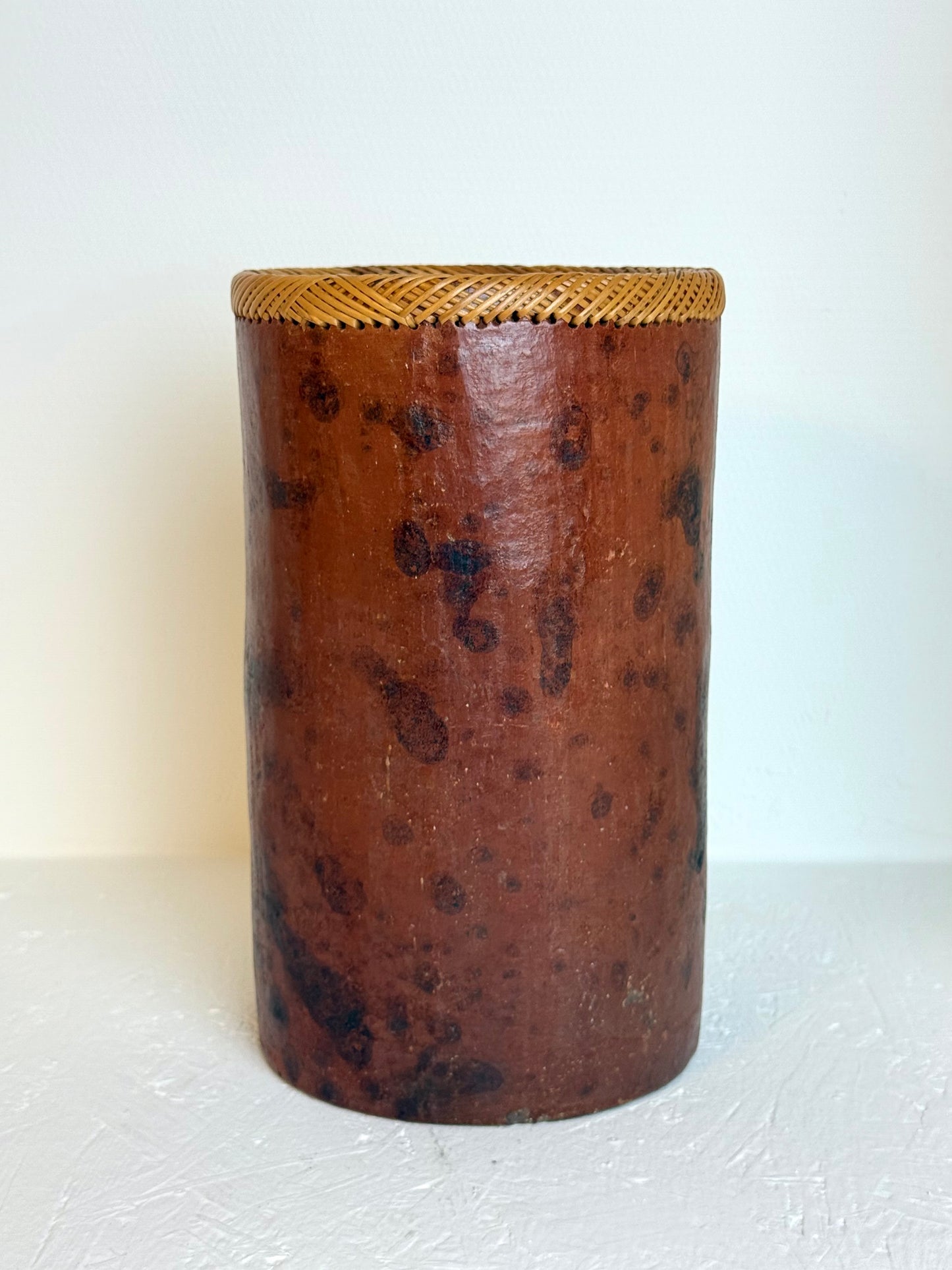 Vintage Wabi-Sabi Ronde langwerpige vaas met rotan