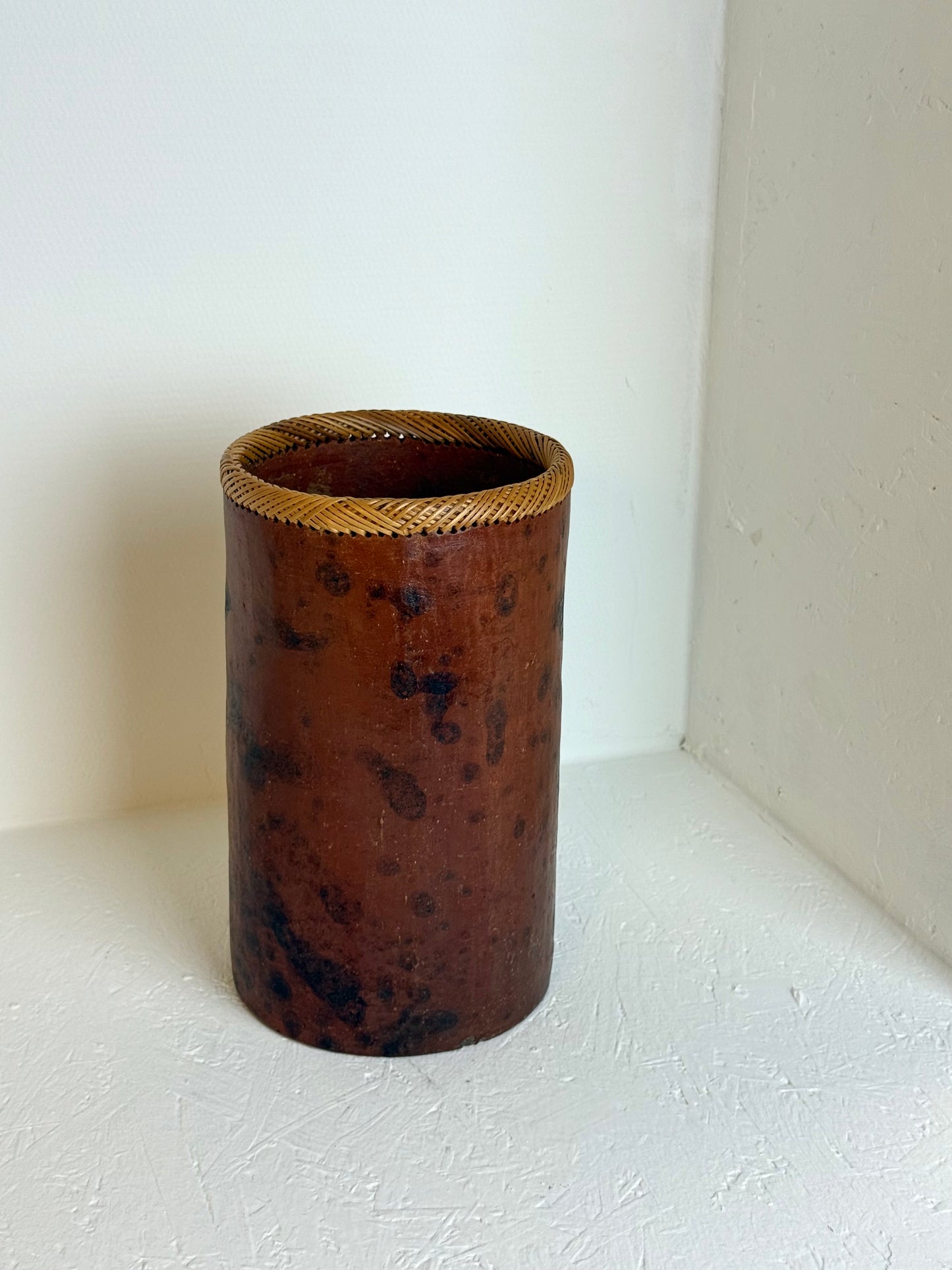 Vintage Wabi-Sabi Ronde langwerpige vaas met rotan