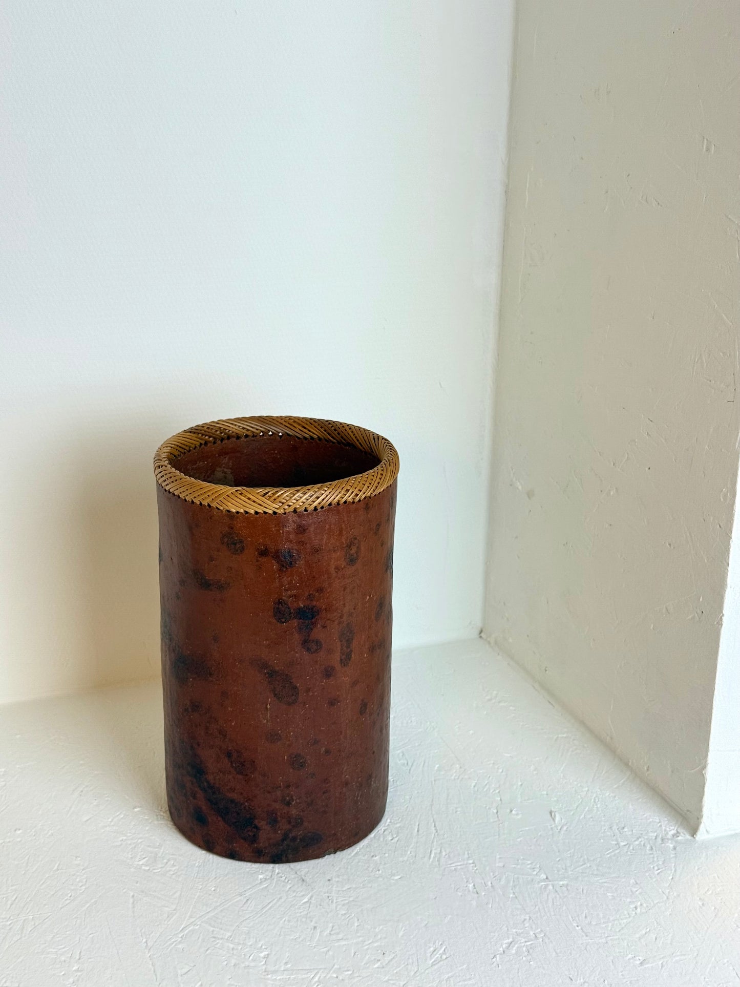 Vintage Wabi-Sabi Ronde langwerpige vaas met rotan