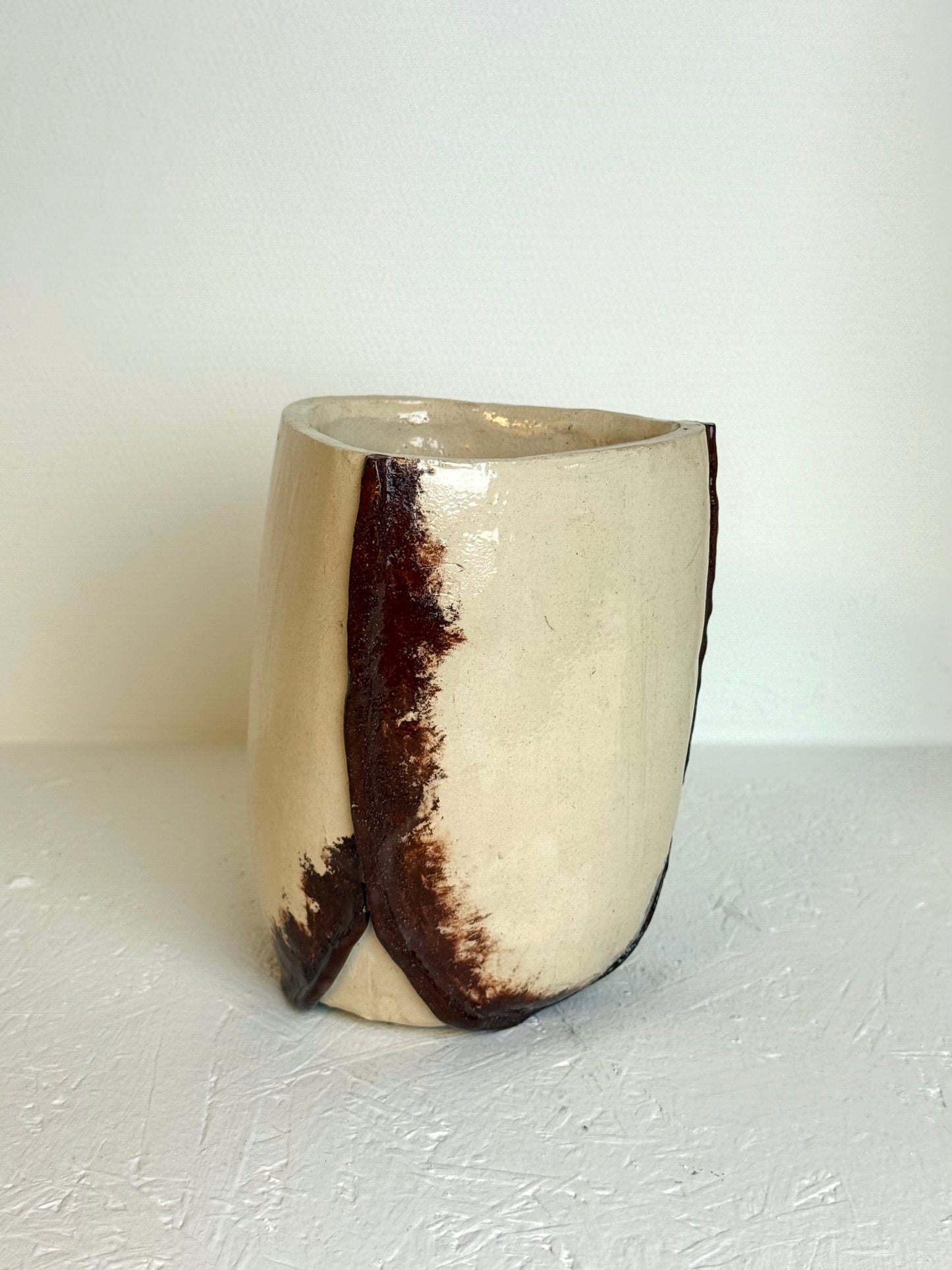 Vintage handgemaakt crèmekleurige & bruine vaas